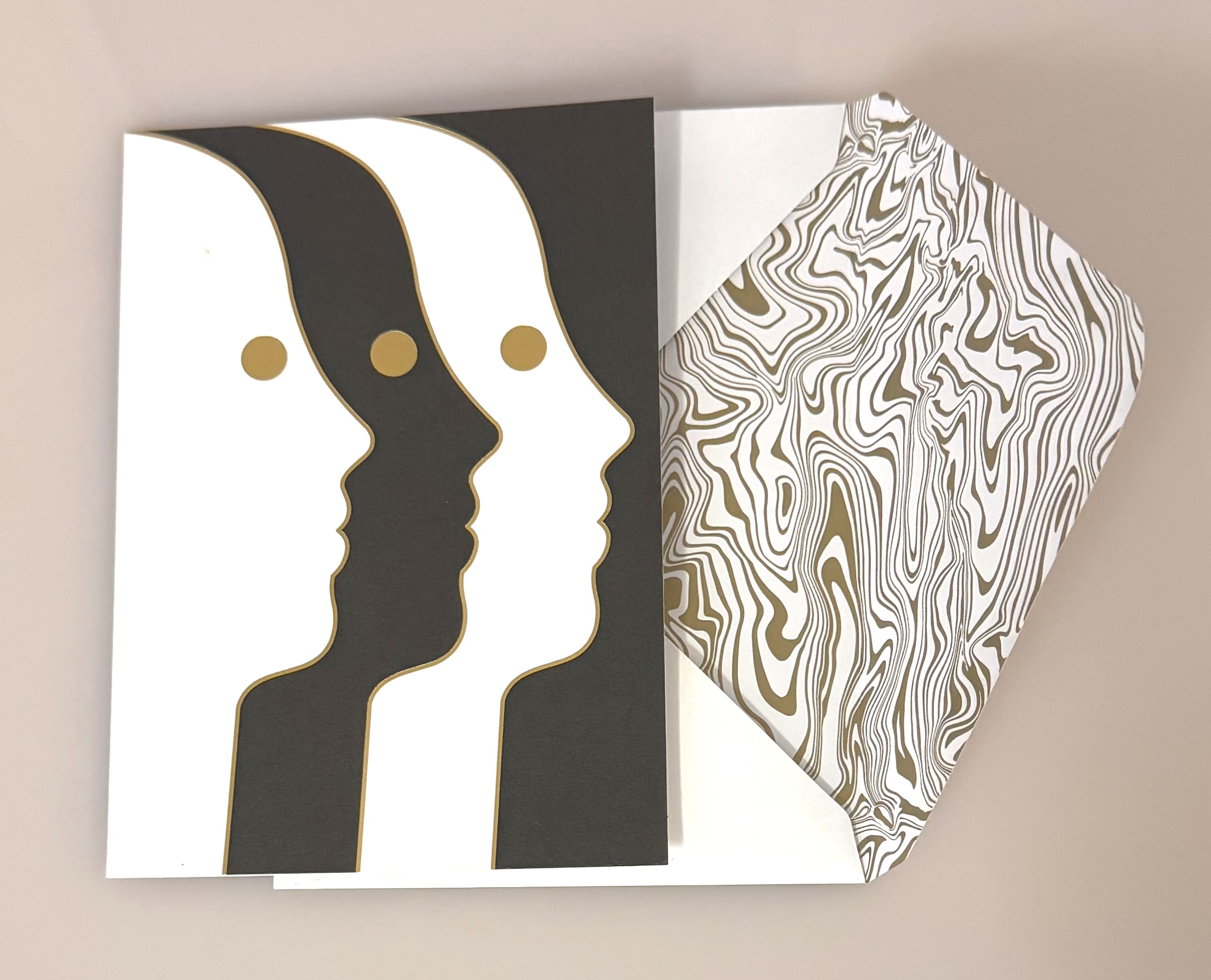 Karte mit drei Gesichtern s/w